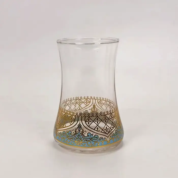 Ensemble de verres à thé turcs avec cuillère