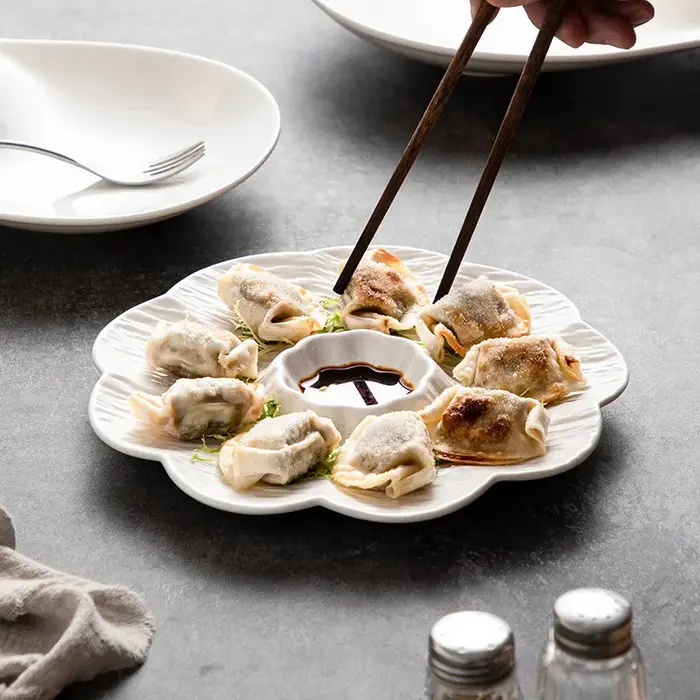 Assiette à raviolis en céramique blanche avec coupelle à vinaigre