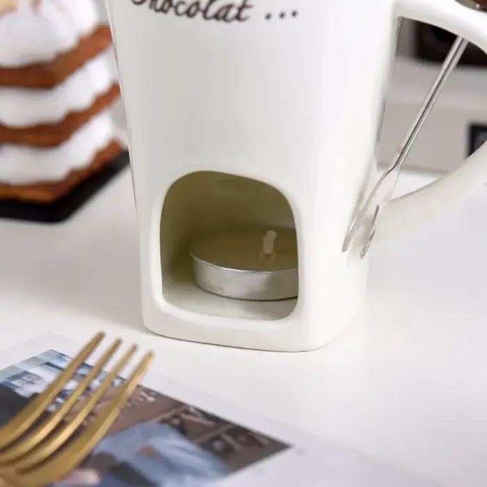 Tasse à café en céramique avec fourchette
