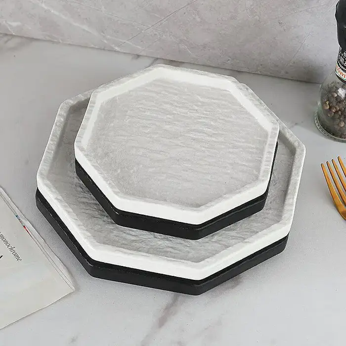 Assiette octogonale noire et blanche de luxe
