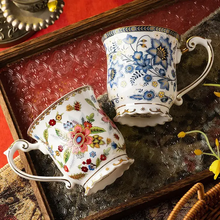 Tasse à café en porcelaine bleue et blanche française