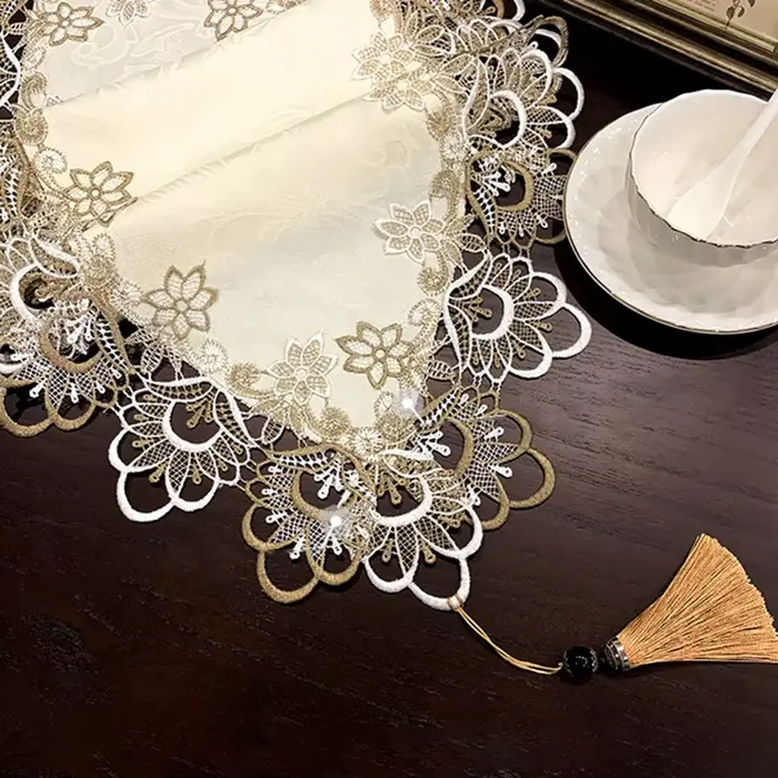 Chemin de Table rétro en dentelle