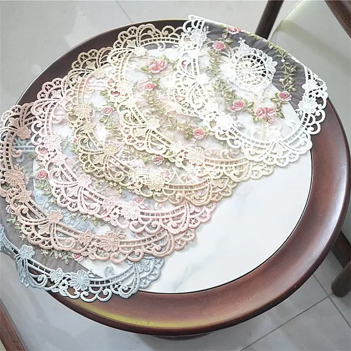 Nappe brodée rétro en dentelle