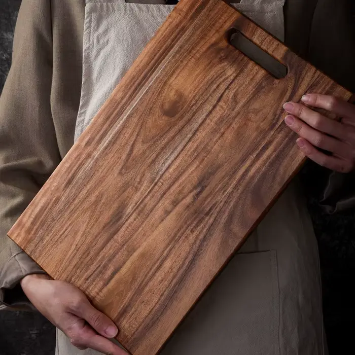 Planche à découper carrée en bois d'acacia massif