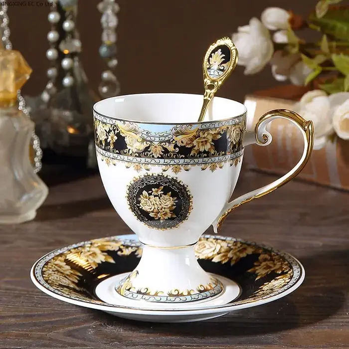 Ensemble de tasses à café et soucoupes en porcelaine