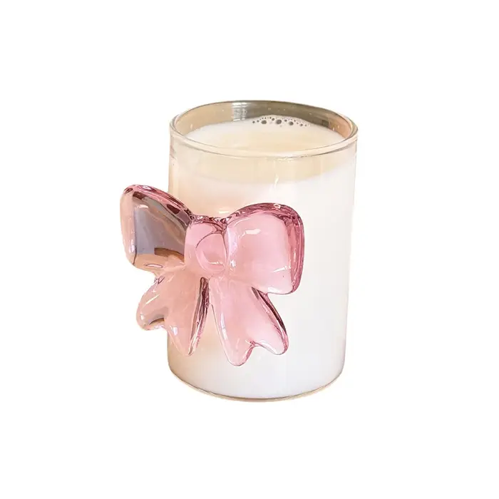 1 tasse en verre mignonne