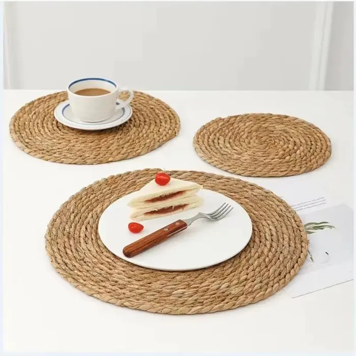 Sets de table ronds en rotin tressé à la main
