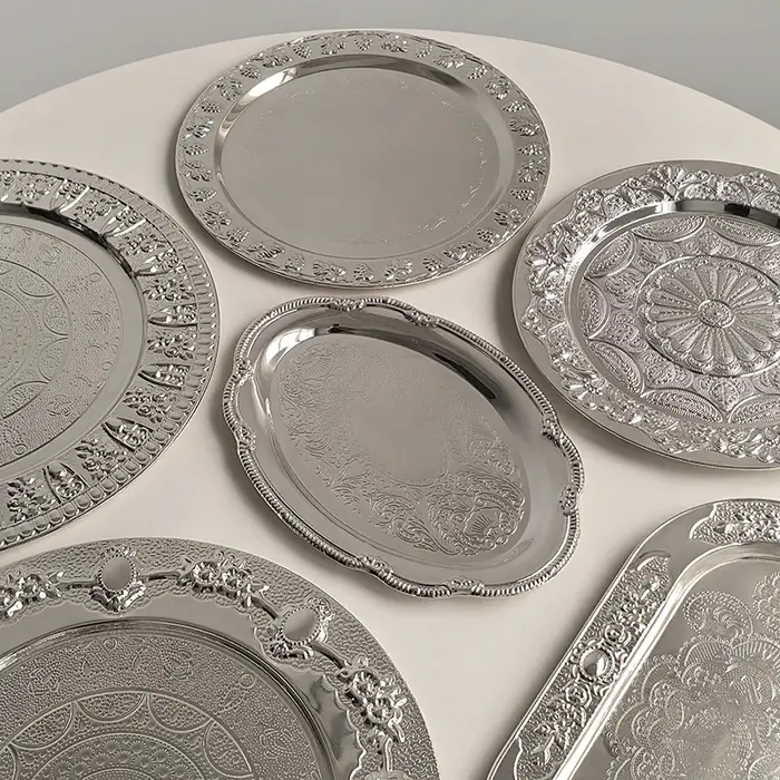 Assiette ronde paon en argent galvanisé