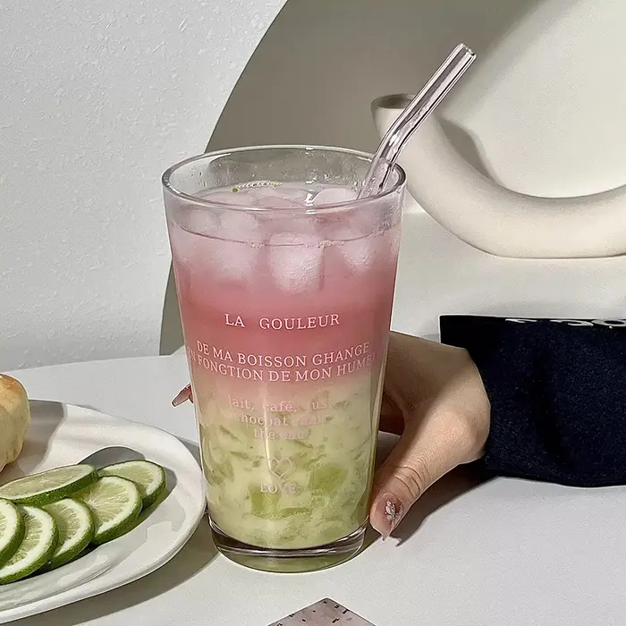 Tasse en verre mignonne avec paille et couvercle