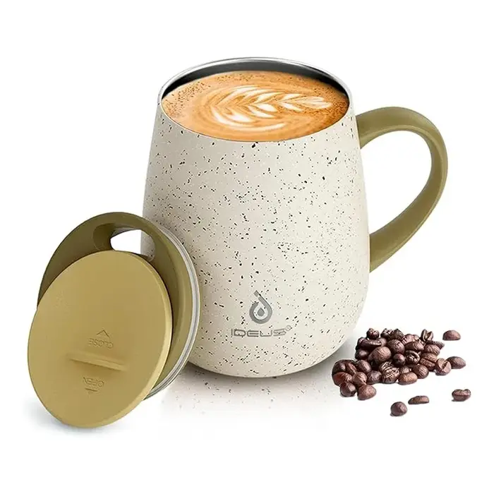 La tasse à café isotherme Ideus a une poignée et un couvercle. C'est