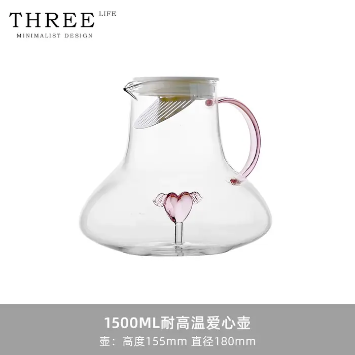 Verre à vin rouge rayé en forme de cœur