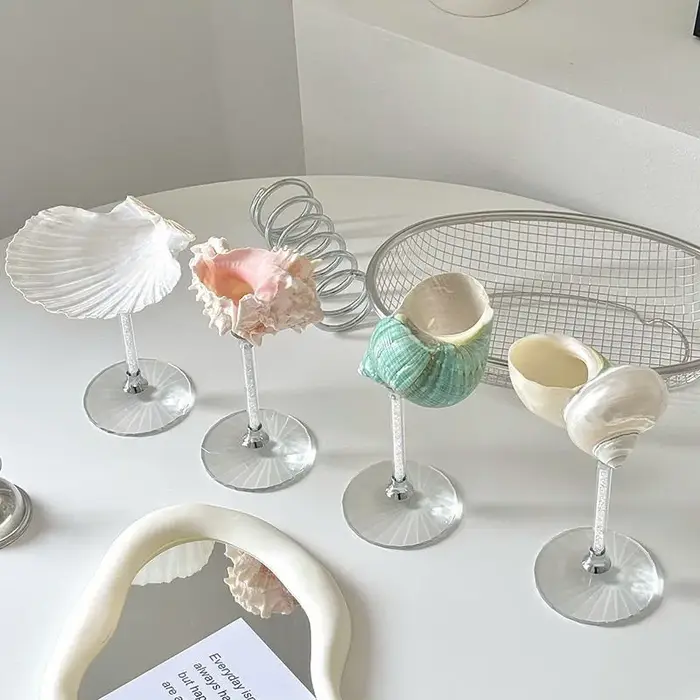 Gobelet en verre naturel en forme de coquille