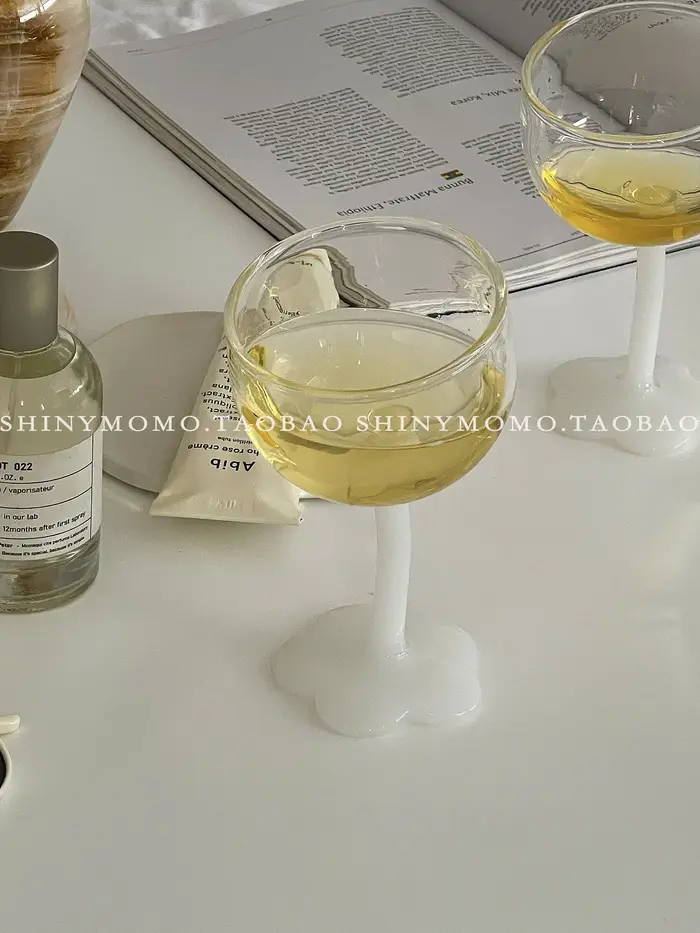 Tasse en verre à tige haute en forme de fleur mignonne faite à la main
