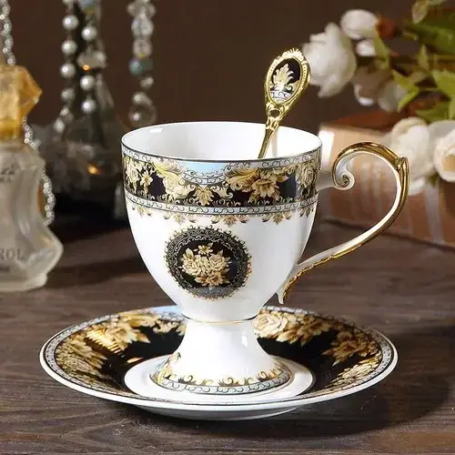 Ensemble de tasses à café et soucoupes en porcelaine