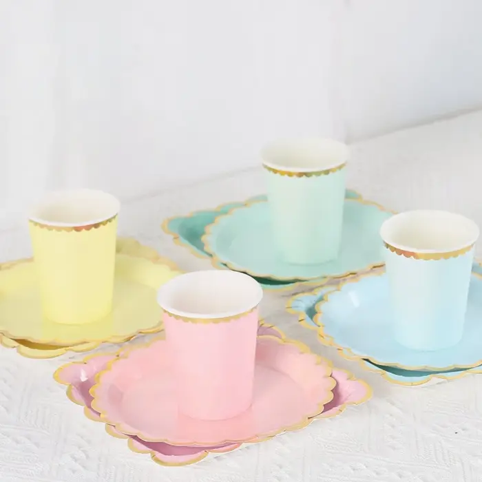 Assiettes de fête jetables colorées