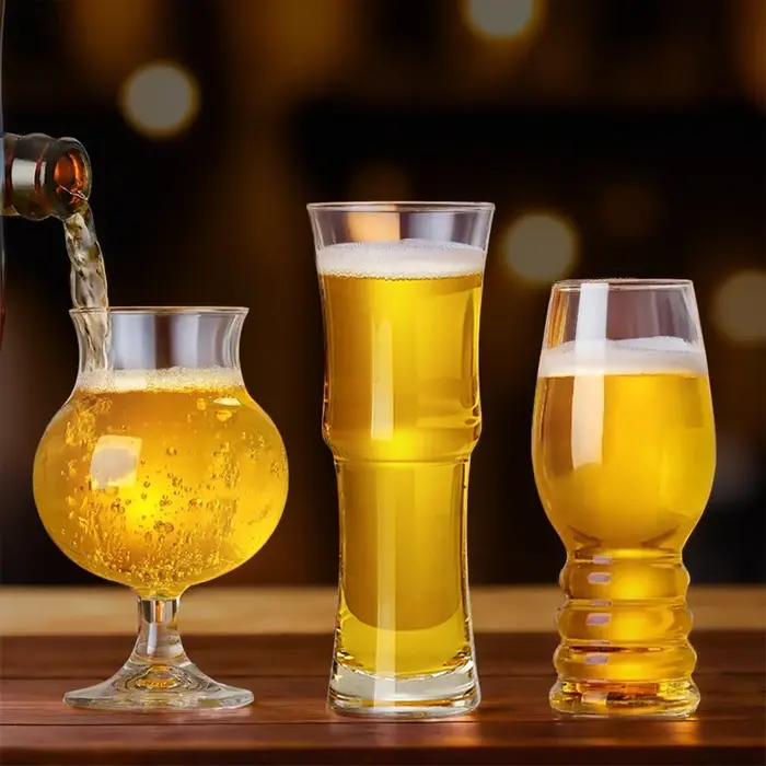 Tasse à bière artisanale transparente