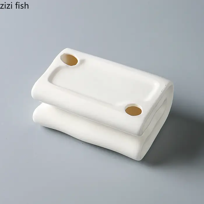Assiette en céramique blanche en forme de livre