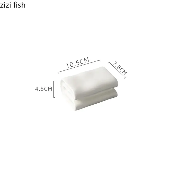 Assiette en céramique blanche en forme de livre