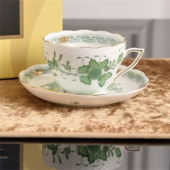 Tasse à café et soucoupe de thé de l'après-midi créative