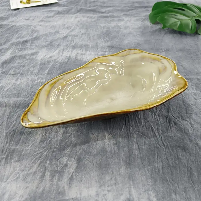 Assiette en céramique en forme de coquille avec glaçure mate