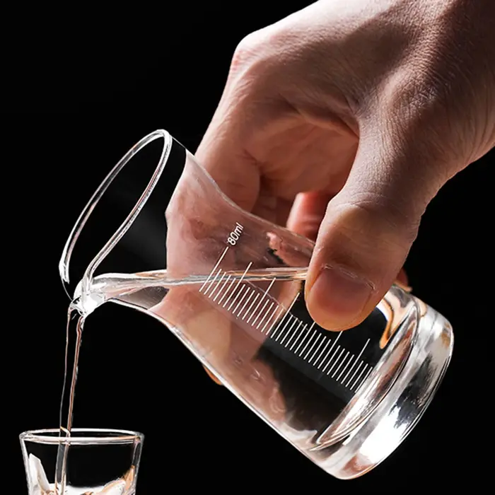Distributeur de vin rouge transparent