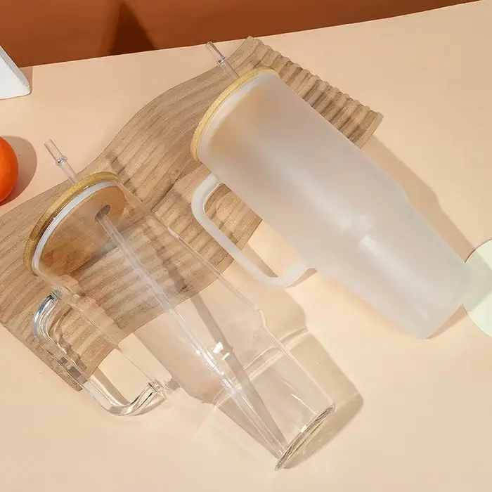 Tasse en verre avec poignée et couvercle en paille