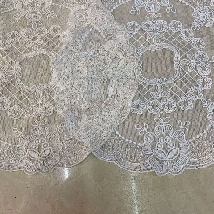 Napperon brodé en dentelle française ronde