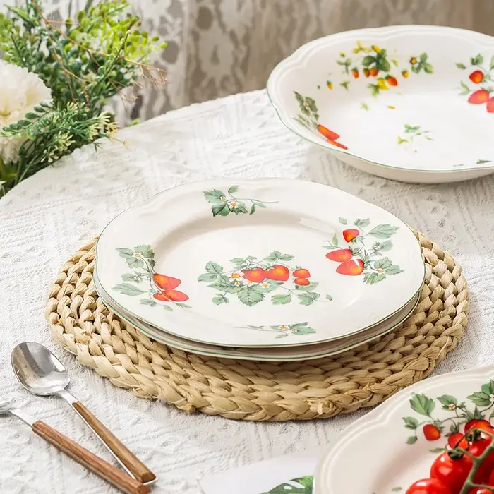 Ensemble d'assiettes et bols rétro aux fraises
