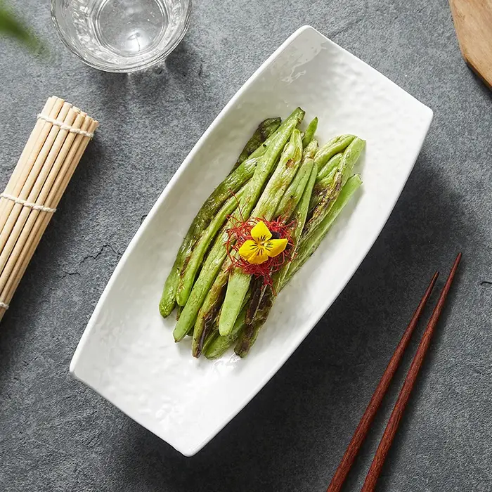 Filles à salade de légumes en céramique blanche