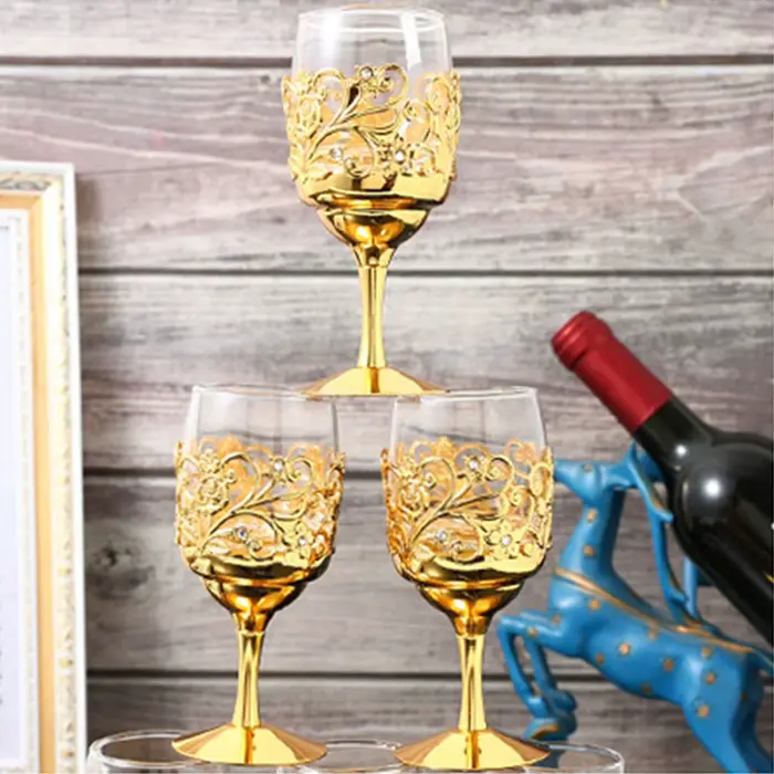 Verre à vin doré luxueux