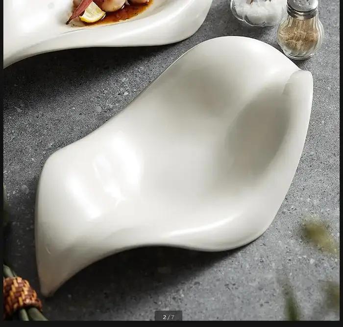 Assiette en céramique en forme de feuille irrégulière