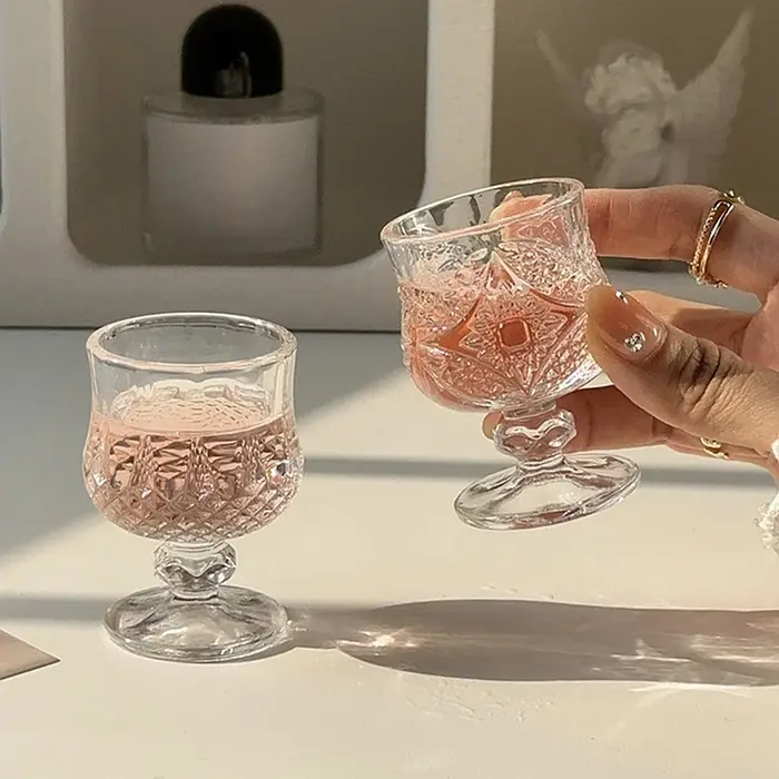 Petit gobelet en verre gaufré gravé de style coréen