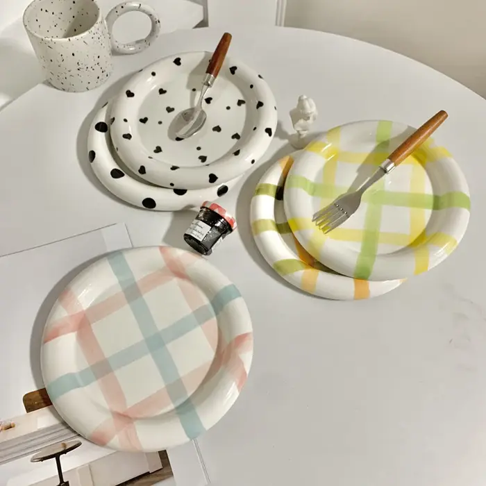 Assiette en céramique à encre blanche de style européen