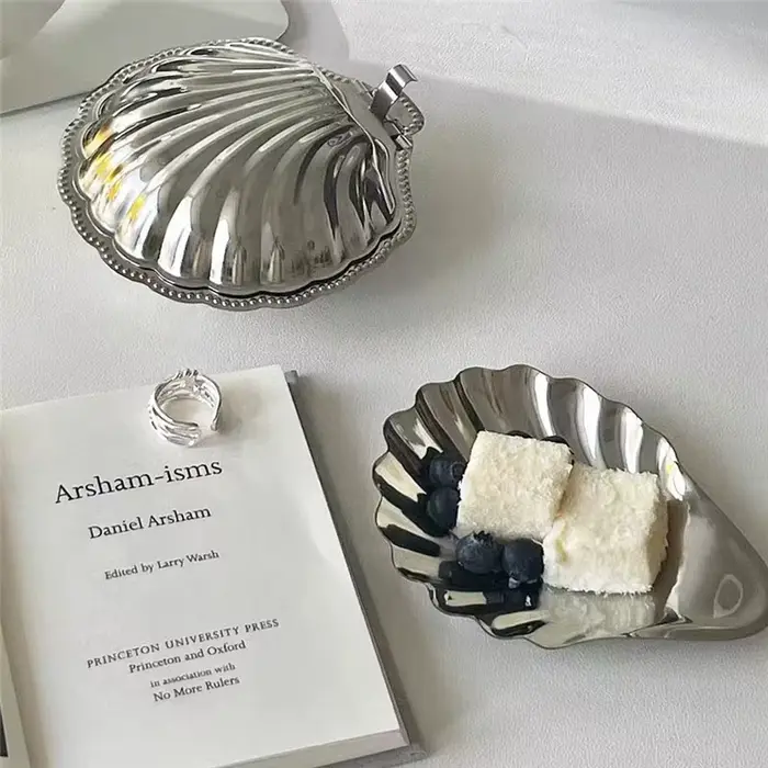 Assiette en acier inoxydable en forme de coquille