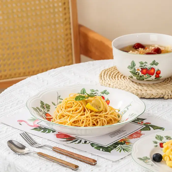 Ensemble d'assiettes et bols rétro aux fraises