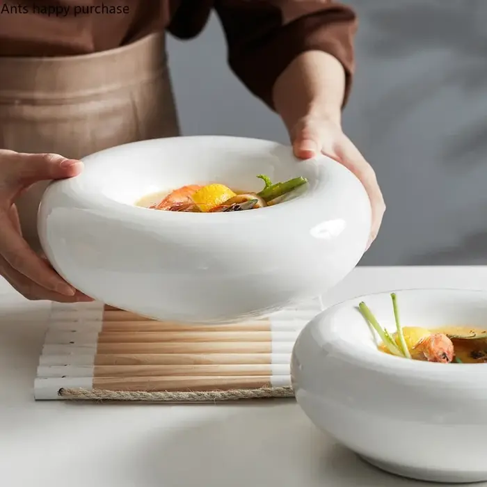 En céramique blanche, décoration de restaurant
