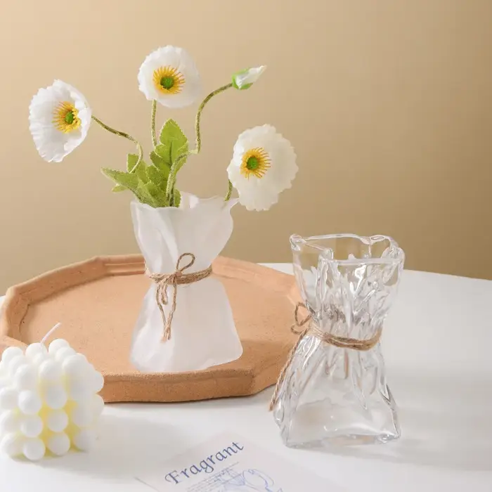 Vase en verre transparent irrégulièrement plié