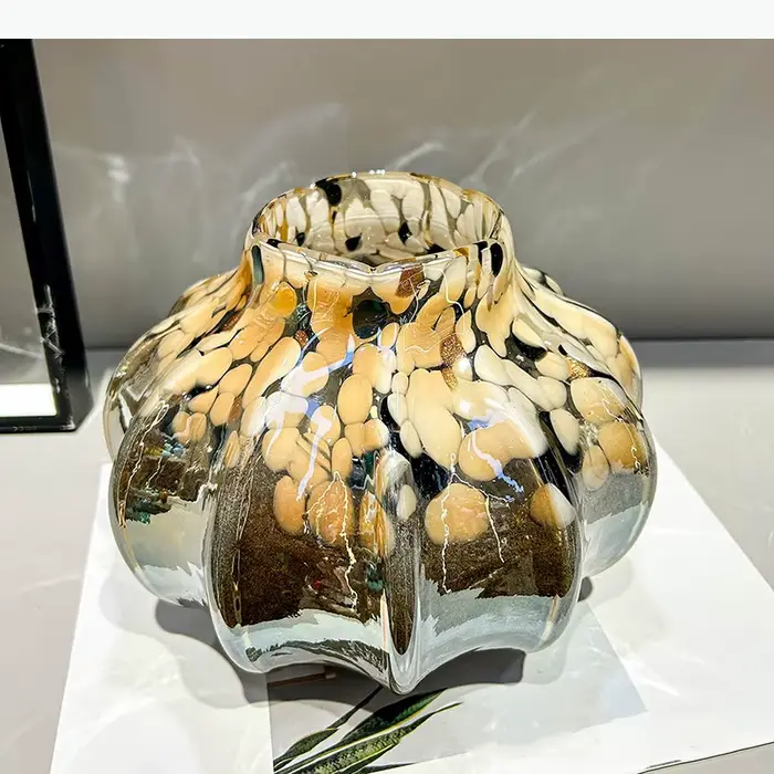 Vase en verre texturé peint
