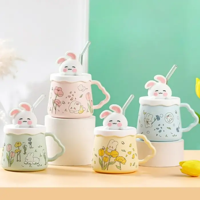 Tasse de lapin mignon de dessin animé avec couvercle