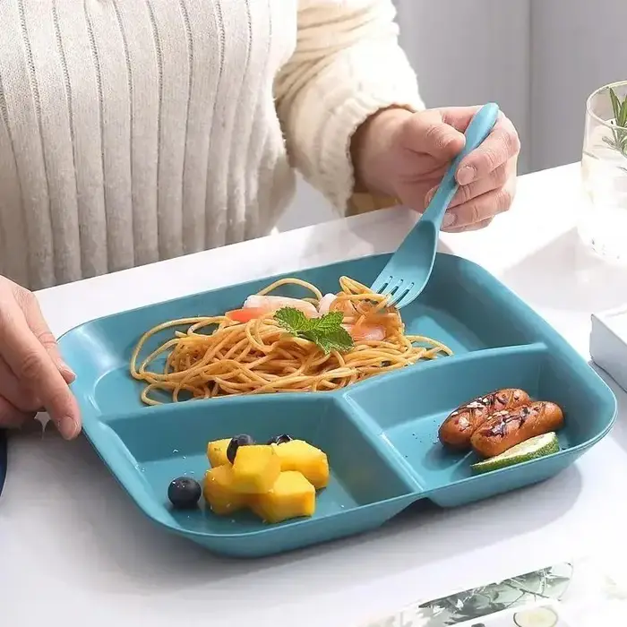 Assiette à manger carrée en plastique à trois grilles