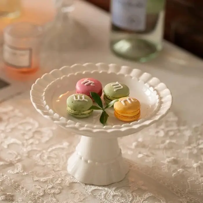 Assiette médiévale en céramique française à pied haut