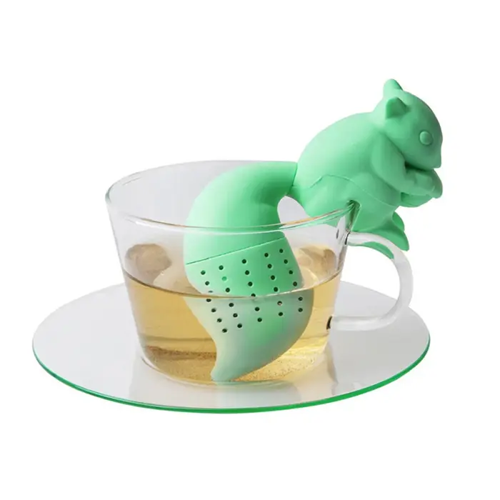 Préparation du thé délicieux avec un infuseur de thé d'écureuil en silicone mignon – Parfait pour le thé en feuilles mobiles