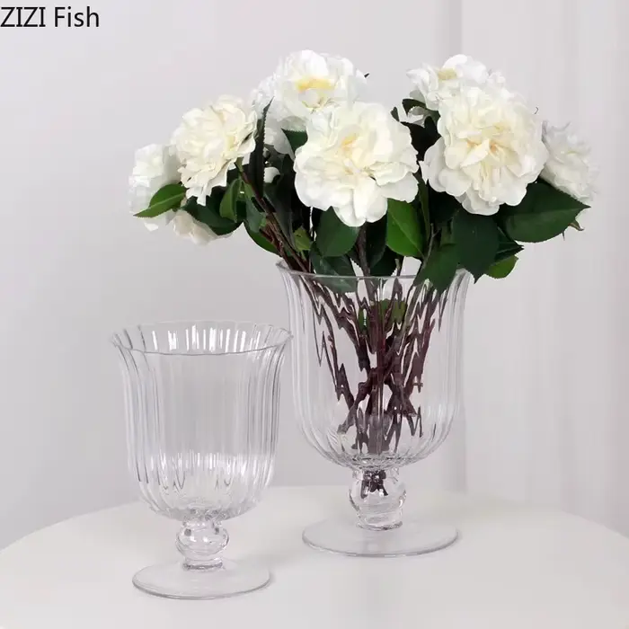 Vase en verre transparent à grande tasse