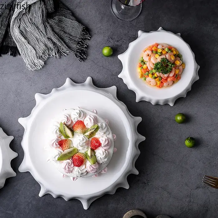 Assiette irrégulière blanche moderne