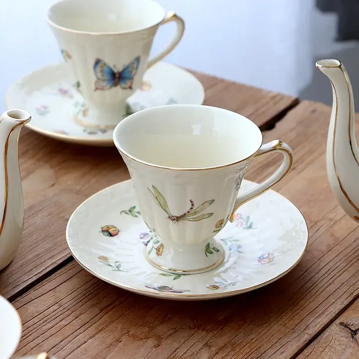 Tasse à café et soucoupe papillon de jardin doré Vintage