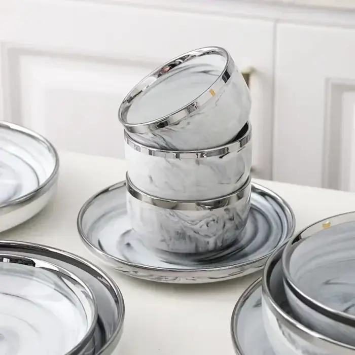 Assiettes en céramique de marbre avec bord argenté