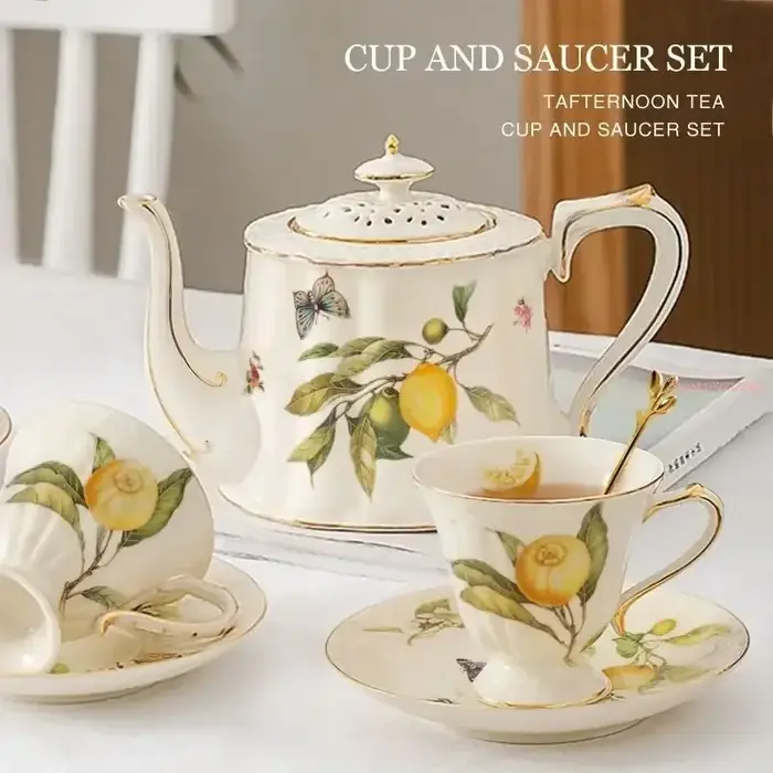 Ensemble de tasses à café en céramique avec assiette à dessert et cuillère