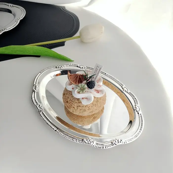 Plateau de service vintage en argent gaufré pour desserts