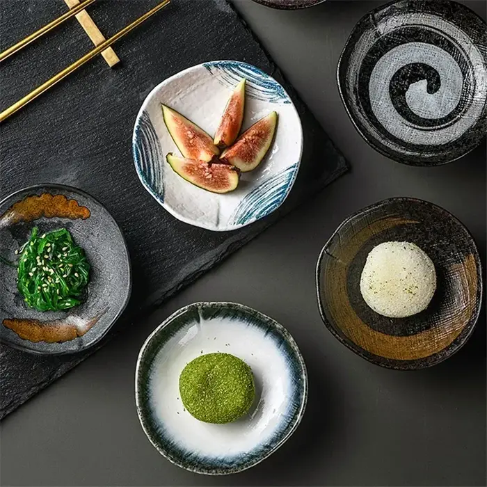 Assiette japonaise créative en céramique avec pieds hauts