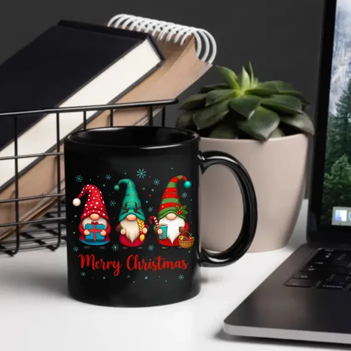 Tasse de Noël, elfe noir avec cadeaux et texte "Joyeux Noël"